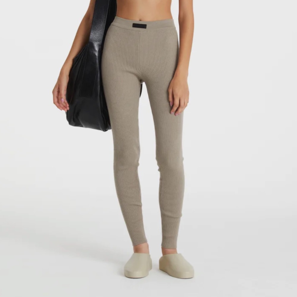 Womens Essential Legging- Silver cloud size Medium